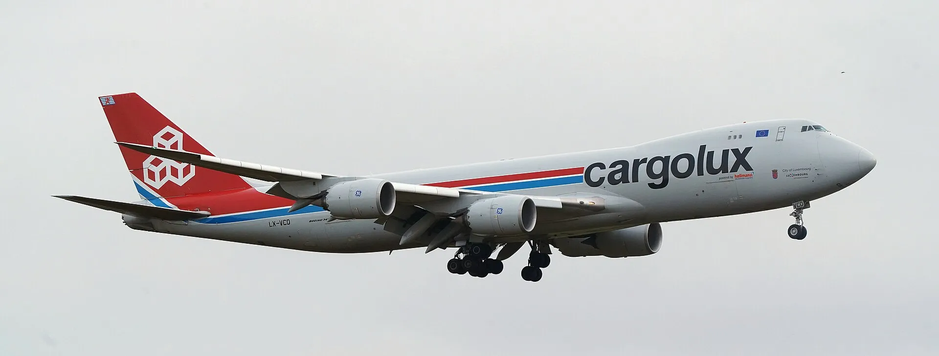Boeing 747 freighter on approach